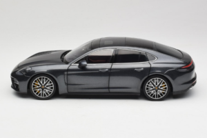 Porsche Panamera 971 Turbo S Grey Metallic Minichamps 1:18 113061073 Kov – obrázok 4 z 8