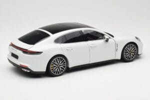 Porsche Panamera 971 Turbo S Biely Metallic Minichamps 1:18 113061074 Kov – obrázok 3 z 8