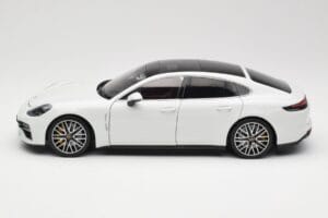 Porsche Panamera 971 Turbo S Biely Metallic Minichamps 1:18 113061074 Kov – obrázok 4 z 8