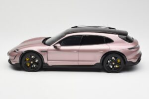 Porsche Taycan Turbo S Cross Turismo Metalická Ružová GT Spirit 1:18 GT440 Živica – obrázok 3 z 6