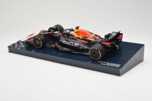 Red Bull Racing RB18 #1 M. Verstappen Winner Austin GP 2022 Minichamps 1:18 113222901 Kov – obrázok 5 z 6