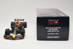 Red Bull Racing RB18 #1 M. Verstappen Winner Miami GP 2022 Minichamps 1:18 110220501 Kov – obrázok 6 z 6
