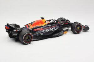 Red Bull Racing RB19 #1 M. Verstappen Winner Spanish GP 2023 Minichamps 1:18 110230801 Kov – obrázok 2 z 6