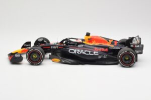 Red Bull Racing RB19 #1 M. Verstappen Winner Spanish GP 2023 Minichamps 1:18 110230801 Kov – obrázok 3 z 6