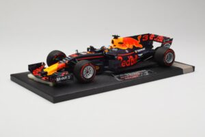 Red Bull Racing Tag Heuer RB13 #3 D. Ricciardo 3rd Place Malaysian GP 2017 Minichamps 1:18 117171503 Kov – obrázok 2 z 6
