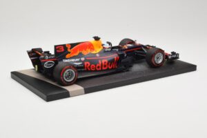 Red Bull Racing Tag Heuer RB13 #3 D. Ricciardo 3rd Place Malaysian GP 2017 Minichamps 1:18 117171503 Kov – obrázok 3 z 6