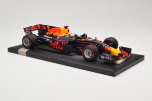 Red Bull Racing Tag Heuer RB13 #3 D. Ricciardo 3rd Place Malaysian GP 2017 Minichamps 1:18 117171503 Kov – obrázok 4 z 6