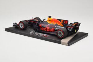 Red Bull Racing Tag Heuer RB13 #3 D. Ricciardo 3rd Place Malaysian GP 2017 Minichamps 1:18 117171503 Kov – obrázok 5 z 6