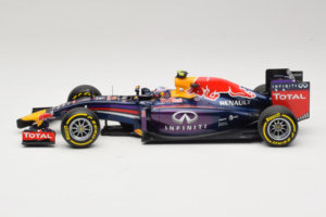 Red Bull RB10 Renault #3 D. Ricciardo Infiniti Red Bull Racing Showcar 2014 Minichamps 1:18 110140003 Kov – obrázok 3 z 6