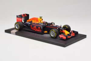 Red Bull RB12 Tag Heuer #26 D. Kvyat Red Bull Racing Showcar 2016 Minichamps 1:18 117160026 Živica – obrázok 4 z 7