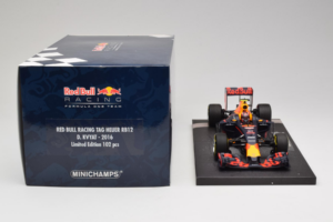 Red Bull RB12 Tag Heuer #26 D. Kvyat Red Bull Racing Showcar 2016 Minichamps 1:18 117160026 Živica – obrázok 6 z 7