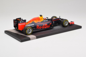 Red Bull RB12 Tag Heuer #26 D. Kvyat Red Bull Racing Showcar 2016 Minichamps 1:18 117160026 Živica – obrázok 3 z 7