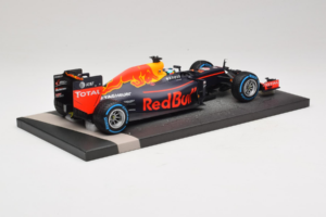 Red Bull RB12 Tag Heuer #3 D. Ricciardo Red Bull Racing Brazilian Grand Prix 2016 Minichamps 1:18 117161203 Živica – obrázok 3 z 6
