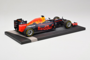 Red Bull RB12 Tag Heuer #3 D. Ricciardo Red Bull Racing Showcar 2016 Minichamps 1:18 117160003 Živica – obrázok 3 z 7