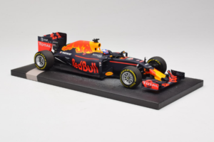 Red Bull RB12 Tag Heuer #3 D. Ricciardo Red Bull Racing Showcar 2016 Minichamps 1:18 117160003 Živica – obrázok 4 z 7