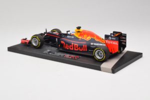 Red Bull RB12 Tag Heuer #3 D. Ricciardo Red Bull Racing Showcar 2016 Minichamps 1:18 117160003 Živica – obrázok 5 z 7