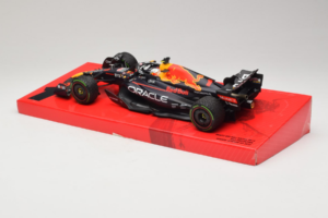 Red Bull RB18 #1 M. Verstappen Oracle Red Bull Racing Japanese Grand Prix Winner World Champion 2022 Minichamps 1:18 11322280 – obrázok 5 z 7