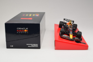 Red Bull RB18 #1 M. Verstappen Oracle Red Bull Racing Japanese Grand Prix Winner World Champion 2022 Minichamps 1:18 11322280 – obrázok 6 z 7