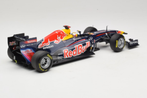 Red Bull RB7 Renault #1 S. Vettel Red Bull Racing World Champion 2011 Minichamps 1:18 110110001 Kov – obrázok 2 z 6