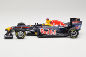 Red Bull RB7 Renault #1 S. Vettel Red Bull Racing World Champion 2011 Minichamps 1:18 110110001 Kov – obrázok 3 z 6