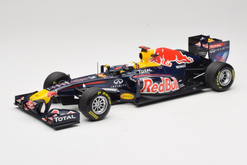Red Bull RB7 Renault #1 S. Vettel Red Bull Racing World Champion 2011 Minichamps 1:18 110110001 Kov