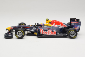 Red Bull RB7 Renault #2 M. Webber Red Bull Racing Showcar 2011 Minichamps 1:18 110110002 Kov – obrázok 3 z 7