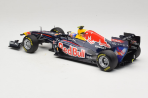 Red Bull RB7 Renault #2 M. Webber Red Bull Racing Showcar 2011 Minichamps 1:18 110110002 Kov – obrázok 5 z 7