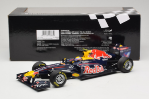 Red Bull RB7 Renault #2 M. Webber Red Bull Racing Showcar 2011 Minichamps 1:18 110110002 Kov – obrázok 6 z 7