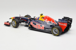 Red Bull RB8 Renault #2 M. Webber Red Bull Racing Showcar 2012 Minichamps 1:18 110120072 Kov – obrázok 5 z 7