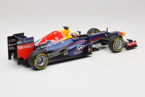 Red Bull RB9 Renault #2 M. Webber Infiniti Red Bull Racing Showcar 2013 Minichamps 1:18 110130072 Kov – obrázok 2 z 6