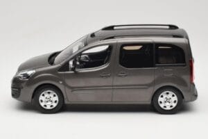 Renault Juvaquatre Break 300 kg Slonovinový Norev 1:18 185260 Kov – obrázok 3 z 6