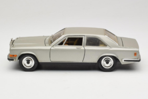 Rolls-Royce Camargue Strieborný Diamond Edition Bburago 1:18 3001-M3 Kov – obrázok 4 z 8