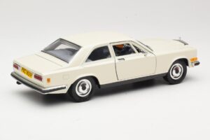 Rolls-Royce Camargue Biely Bburago 1:22 3001-M1 Kov – obrázok 2 z 8