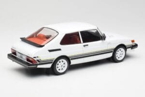 Saab 900 Turbo Biely MCG 1:18 MCG18339 Kov – obrázok 2 z 6