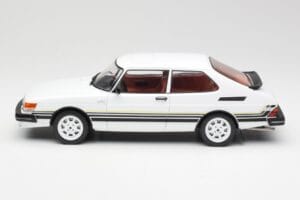 Saab 900 Turbo Biely MCG 1:18 MCG18339 Kov – obrázok 3 z 6