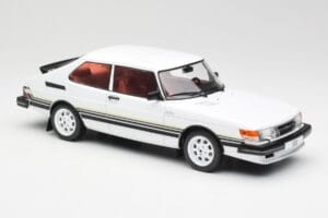 Saab 900 Turbo Biely MCG 1:18 MCG18339 Kov – obrázok 4 z 6
