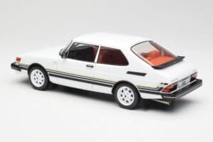 Saab 900 Turbo Biely MCG 1:18 MCG18339 Kov – obrázok 5 z 6
