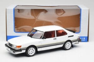 Saab 900 Turbo Biely MCG 1:18 MCG18339 Kov – obrázok 6 z 6