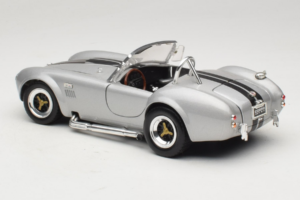 Shelby Cobra 427S/C Strieborná S Čiernymi Pruhmi Road Signature 1:18 92058 Kov – obrázok 7 z 8