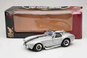 Shelby Cobra 427S/C Strieborná S Čiernymi Pruhmi Road Signature 1:18 92058 Kov – obrázok 8 z 8