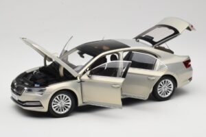 Skoda Superb Mk3 Zlatý Paudi Model 1:18 ZSS000006GOLD Kov – obrázok 2 z 8