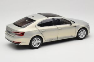 Skoda Superb Mk3 Zlatý Paudi Model 1:18 ZSS000006GOLD Kov – obrázok 3 z 8