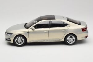 Skoda Superb Mk3 Zlatý Paudi Model 1:18 ZSS000006GOLD Kov – obrázok 4 z 8