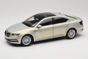 Skoda Superb Mk3 Zlatý Paudi Model 1:18 ZSS000006GOLD Kov