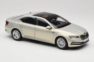 Skoda Superb Mk3 Zlatý Paudi Model 1:18 ZSS000006GOLD Kov – obrázok 6 z 8