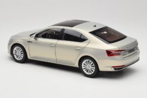 Skoda Superb Mk3 Zlatý Paudi Model 1:18 ZSS000006GOLD Kov – obrázok 7 z 8