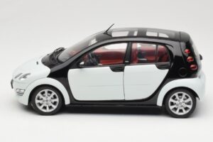 Smart Forfour Biely Kyosho 1:18 0019141V001C01Q00 Kov – obrázok 4 z 8