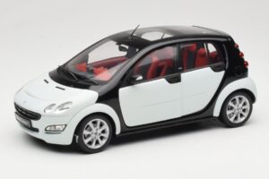 Smart Forfour Biely Kyosho 1:18 0019141V001C01Q00 Kov