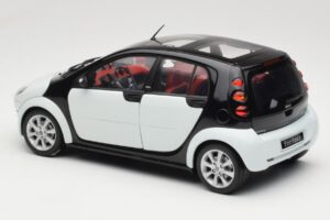 Smart Forfour Biely Kyosho 1:18 0019141V001C01Q00 Kov – obrázok 7 z 8