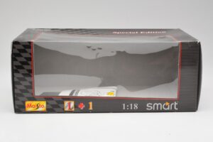 Smart Fortwo Čierny & Biely Maisto 1:18 56045 Kov – obrázok 3 z 3